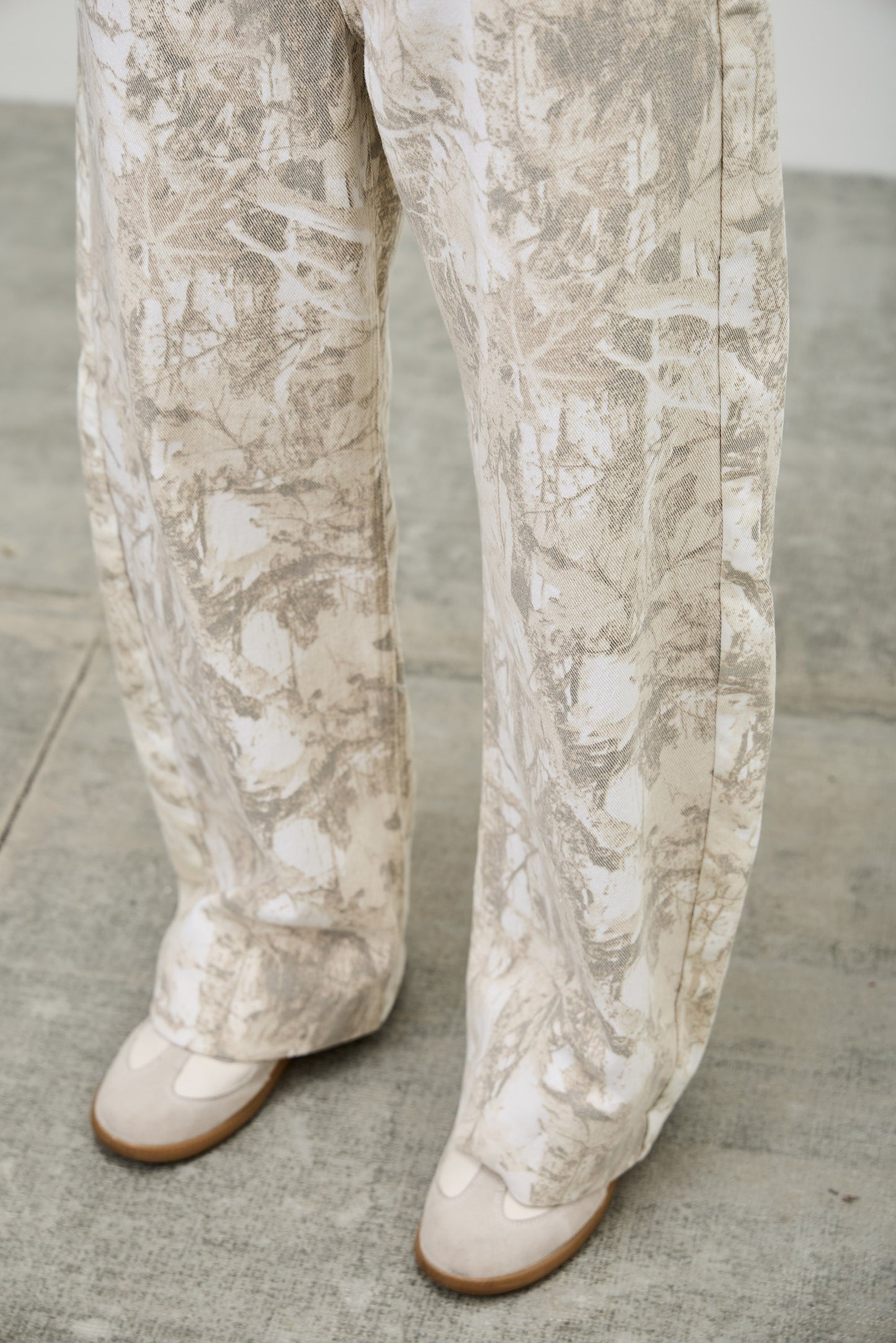 Juniors' Saige High Rise Low Curve Barrel Camo Pants