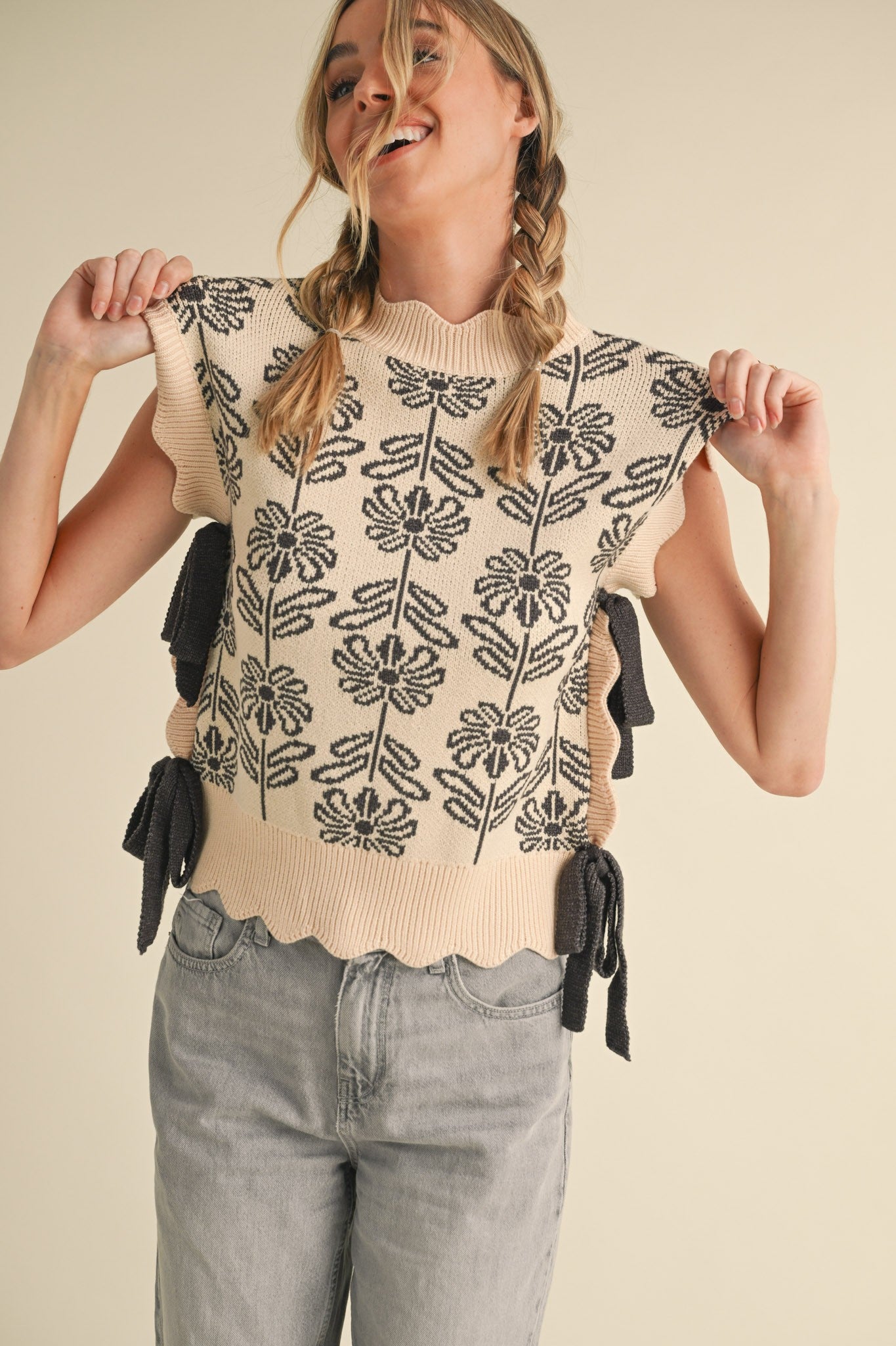 &Merci Ribbed Scallop Floral Sweater Vest