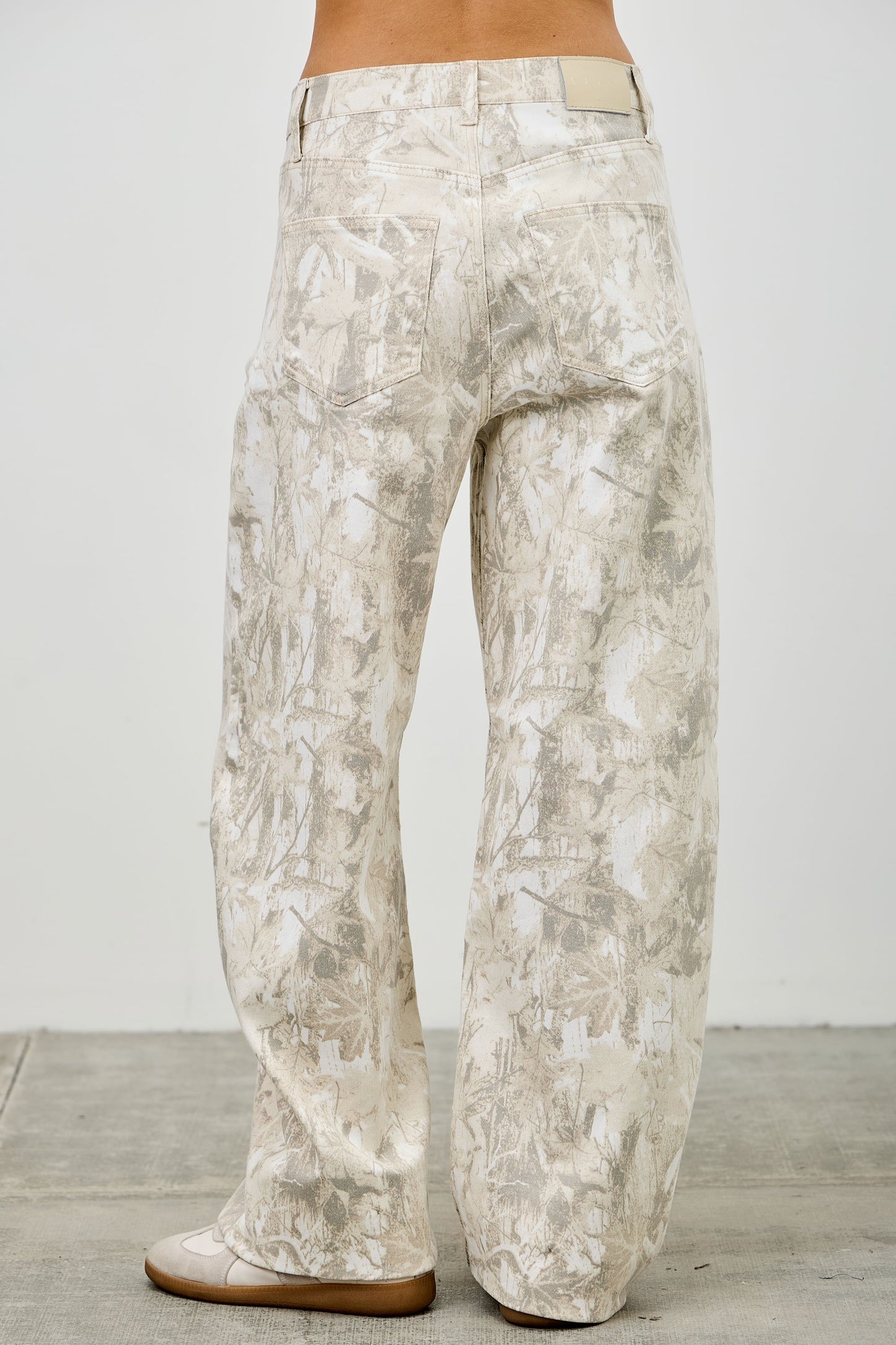 Juniors' Saige High Rise Low Curve Barrel Camo Pants